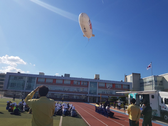 KT는 포항시와 함께 흥해읍의 주요 건물을 대상으로 '스마트 지진방재 시스템' 구축을 완료, 흥해초등학교에서 지진재난 대응 훈련을 진행했다. KT가 스카이십을 시연하고 있다. KT 제공